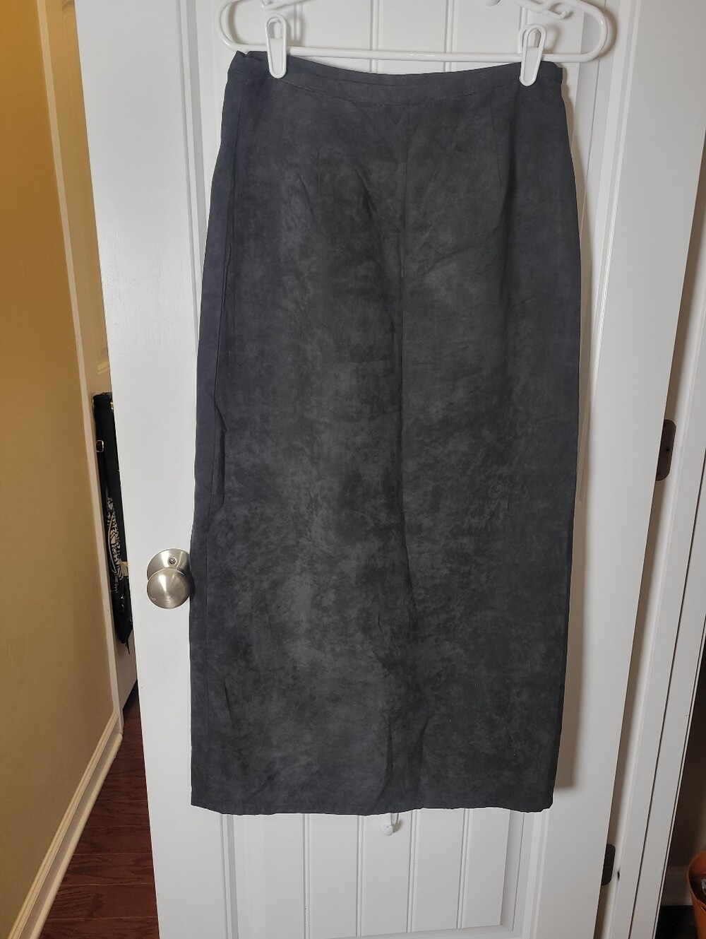 Classic High-Waist faux suede Max Skirt in Charcoal Gray. Size 8